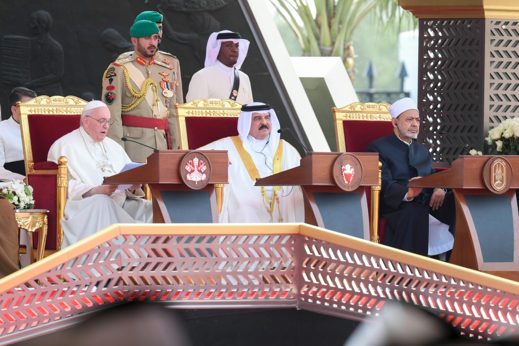 ملك البحرين حمد بن عيسى آل خليفة مع شيخ الازهر أحمد الطيب والبابا فرنسيس (أ ف ب)