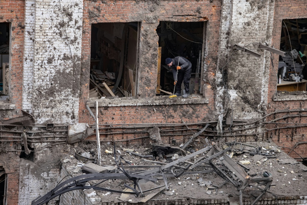 رجل ينظف مبنى متضرر جراء القصف في مدينة خاركيف الأوكرانية في 3 تشرين الثاني/نوفمبر 2022 (ا ف ب)