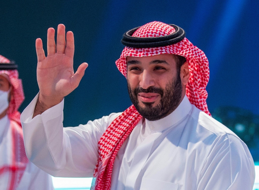صورة وزعها الديوان الملكي السعودي تظهر ولي العهد الأمير محمد بن سلمان يحيي الحضور أثناء حضوره مؤتمر "مبادرة مستقبل الاستثمار" في الرياض في 26 تشرين الأول/أكتوبر 2021 (ا ف ب)