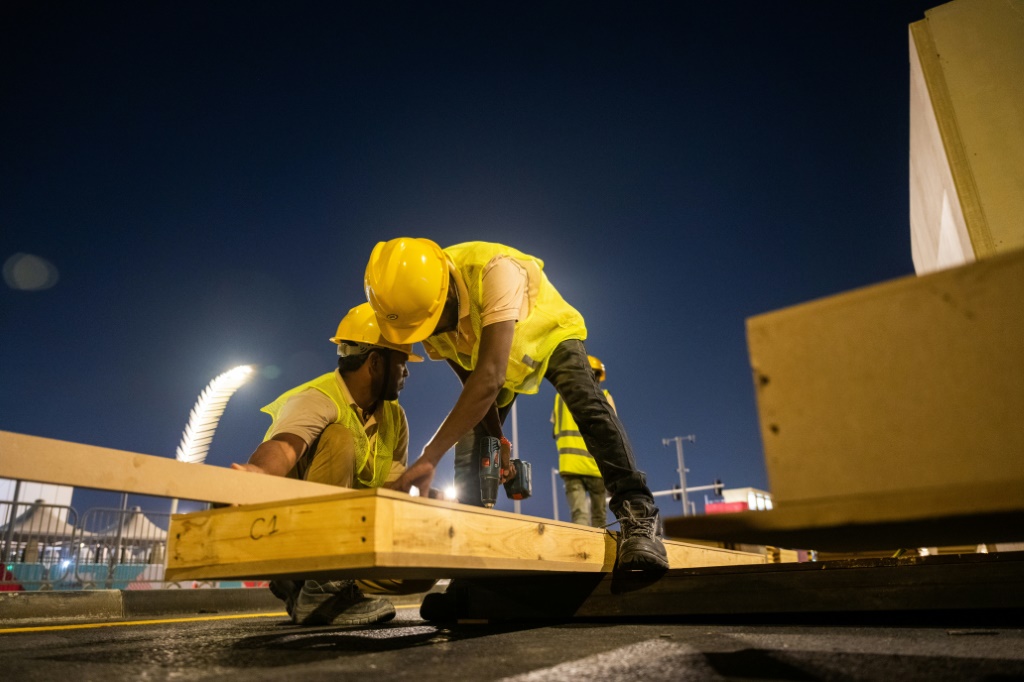 عمال في ورشة بناء في أحد شوارع الدوحة في 2 تشرين الثاني/نوفمبر 2022 تحضيرا لانطلاق المونديال (ا ف ب)