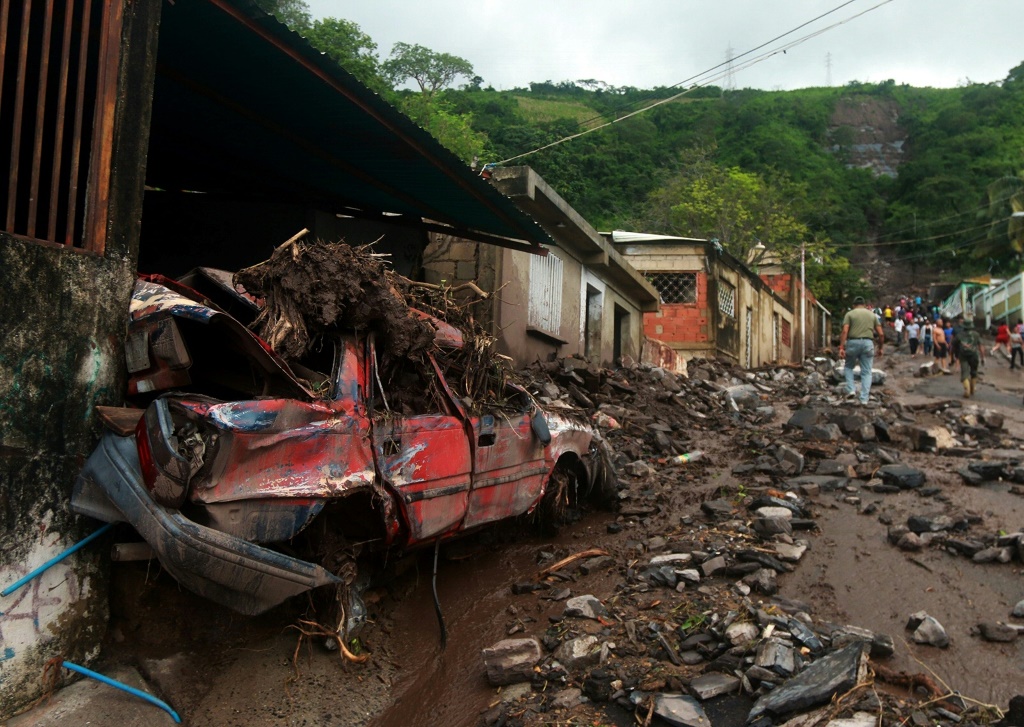 دمار وأضرار في أحد أحياء بويرتو لا كروز بولاية أنزواتيغوي في فنزويلا، عقب فيضانات وانزلاقات تربة، في 4 تشرين الثاني/نوفمبر 2022 (ا ف ب)