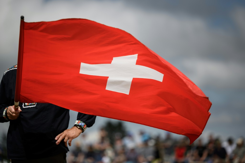 علم سويسرا (ا ف ب)