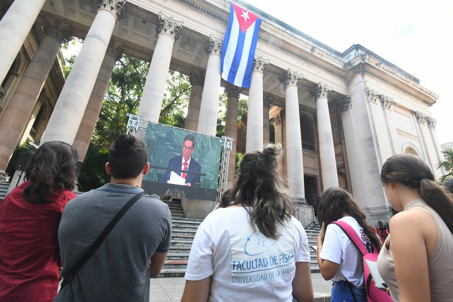 أناس يشاهدون البث الحي لتصويت متلفز لقرار الجمعية العامة للأمم المتحدة الذي يُطالب بإنهاء الحظر الأمريكي القائم منذ عقود على كوبا، في الحرم الجامعي لجامعة هافانا في هافانا، كوبا، يوم 3 نوفمبر عام 2022. (شينخوا)