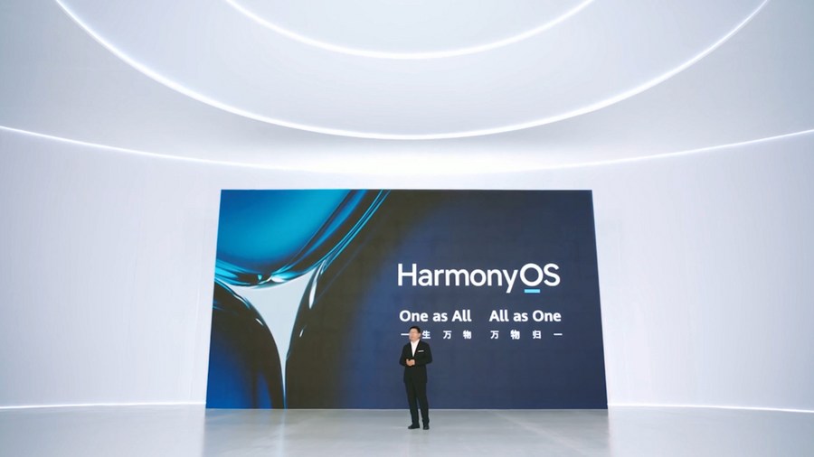حفل إطلاق عبر الإنترنت لنظام التشغيل HarmonyOS 2 من هواوي للهواتف الذكية في مدينة شنتشن في يوم 2 يونيو 2021.(شنيخوا)