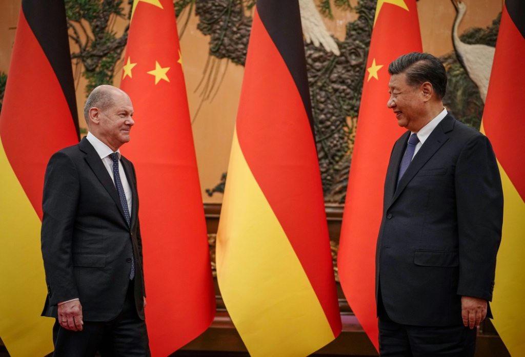 الرئيس الصيني شي جينبينغ يرحّب بالمستشار الألماني أولاف شولتس في بكين في 4 تشرين الثاني/نوفمبر 2022 (ا ف ب)