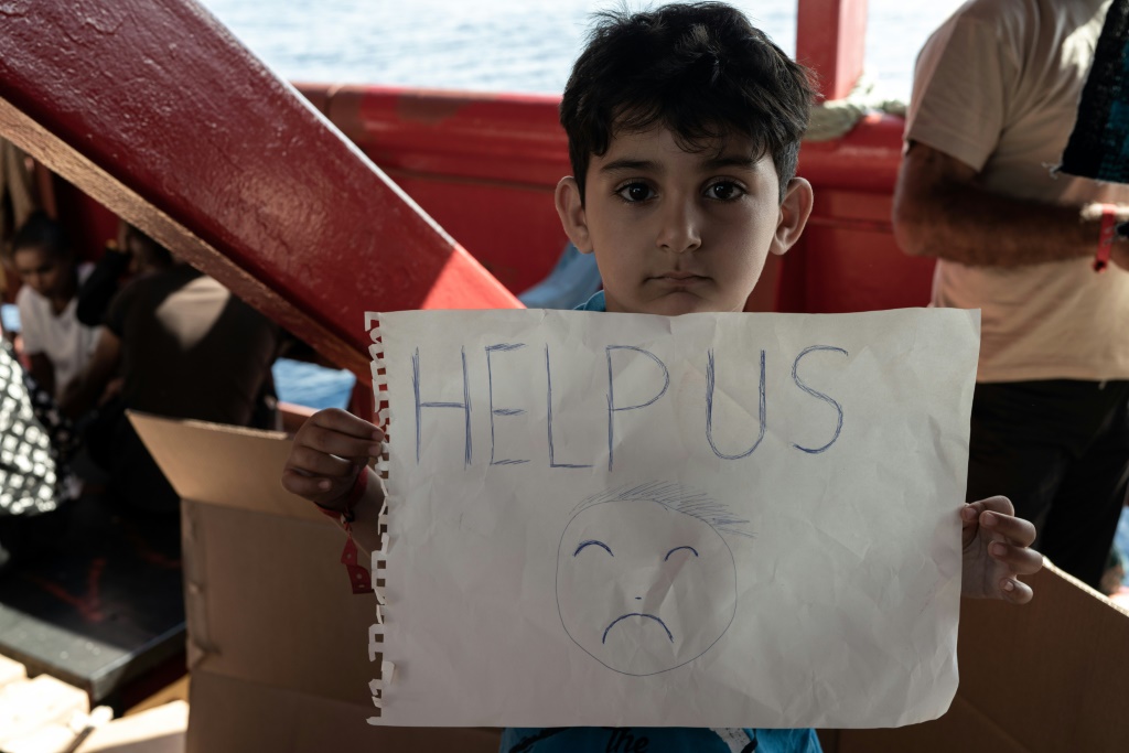 طفل على متن السفينة أوشن فايكينغ يناشد المساعدة في الثاني من تشرين الثاني/نوفمبر 2022 (ا ف ب)