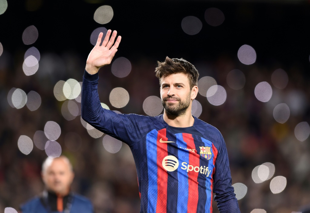اسطورة برشلونة جيرار بيكيه مودعا انصار برشلونة بعد المباراة ضد الميريا في الدوري الاسباني. 5 تشرين الثاني/نوفمبر 2022 (ا ف ب)