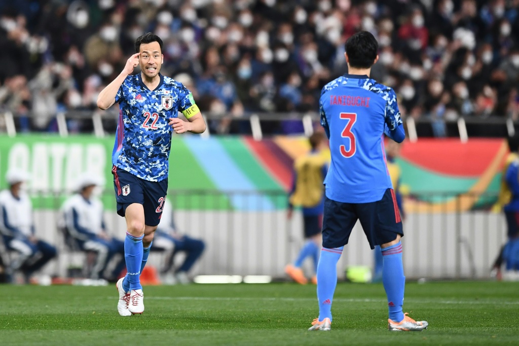 يأمل يوشيدا (يسار) في قيادة اليابان أبعد من ثمن النهائي في كأس العالم 2022 (ا ف ب)