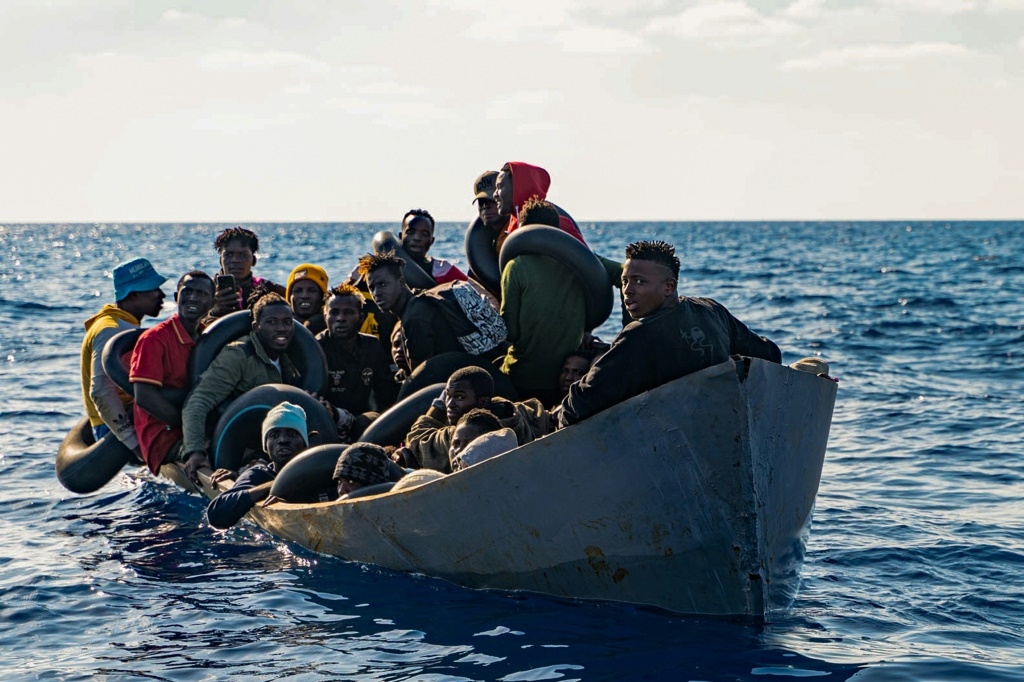 صورة نشرتها منظمة ميشين لايفلاين غير الحكومية في 3 تشرين الثاني/نوفمبر 2022، لمهاجرين قبيل نقلهم إلى سفينة الإنقاذ رايز أبوف قبالة سواحل صقلية بجنوب إيطاليا (أ ف ب) 