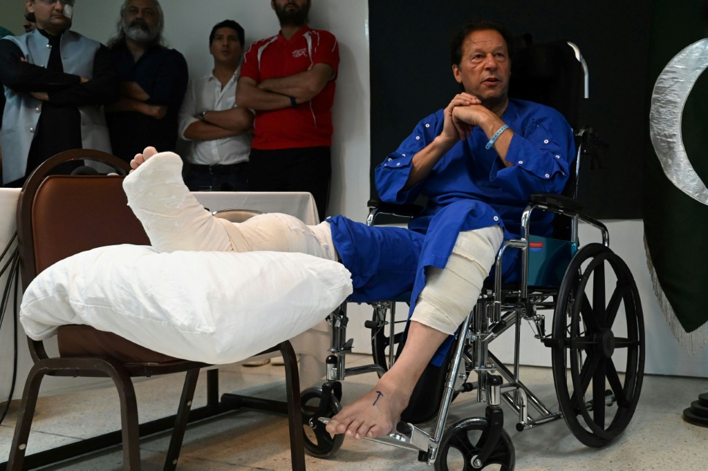    اتهم رئيس الوزراء الباكستاني السابق عمران خان ، الذي يتعافى من جروحه في مستشفى في لاهور ، خليفته بالتخطيط لقتله. (ا ف ب)
