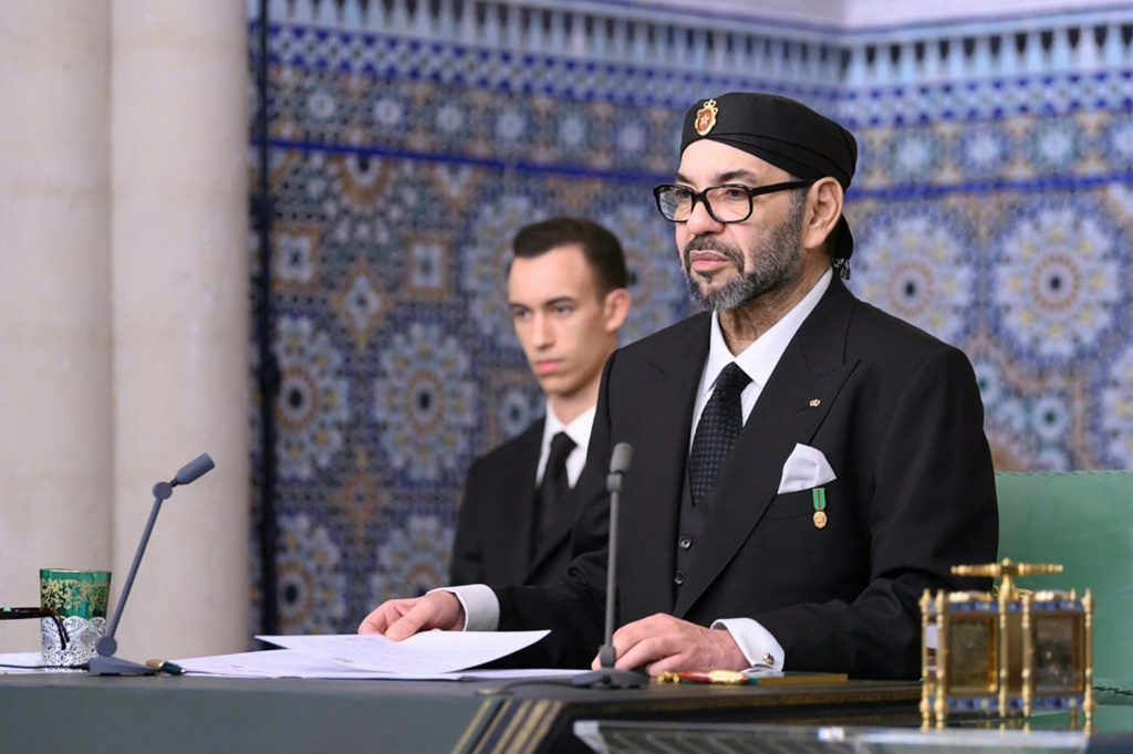 صورة نشرها القصر الملكي المغربي في 6 تشرين الثاني/نوفمبر 2022، للملك محمد السادس خلال إلقائه خطابا موجها إلى الأمة لمناسبة الذكرى 47 للمسيرة الخضراء في الرباط (ا ف ب)