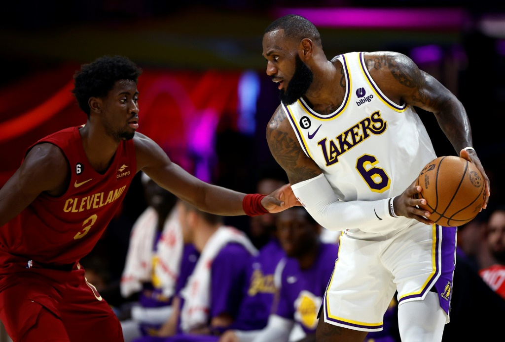 ليبرون جيمس نجم لوس أنجليس ليكرز (يمين) في مواجهة كاريس ليفيرت لاعب كليفلاند كافالييز في دوري كرة السلة الاميركي للمحترفين في 7 تشرين الثاني/نوفمبر 2022 (ا ف ب)