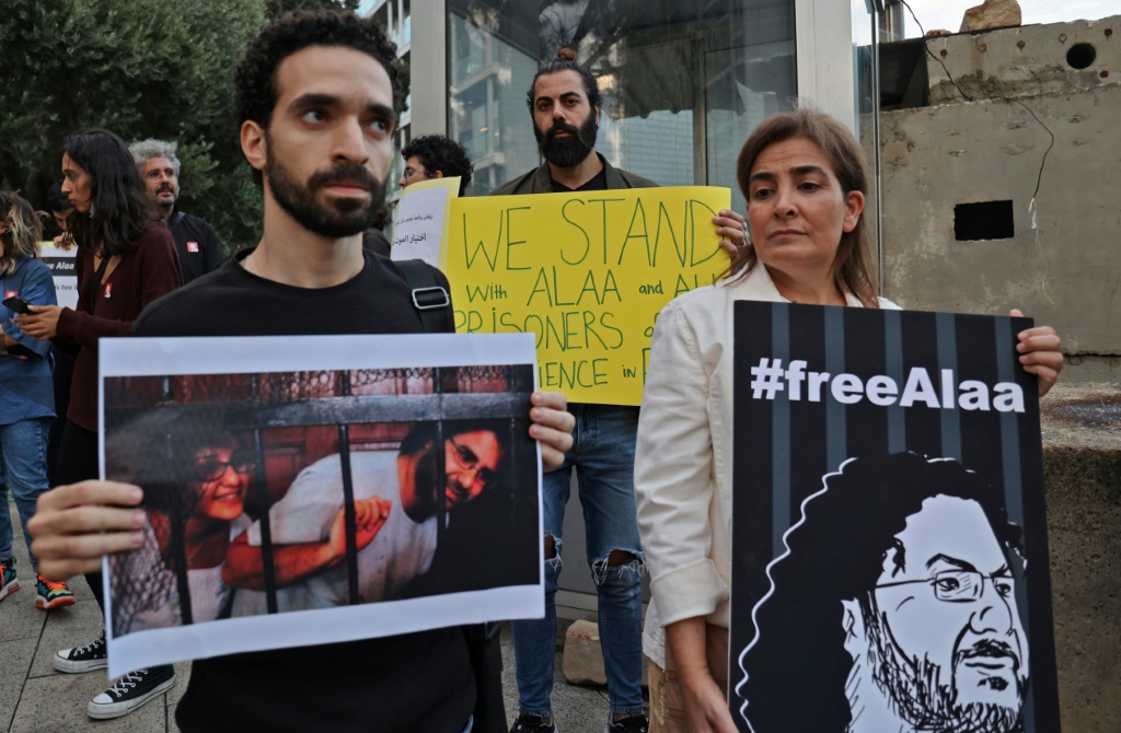 متظاهرون قرب مقر السفارة البريطانية في بيروت للمطالبة بالإفراج عن الناشط علاء عبد الفتاح بتاريخ 7 تشرين الثاني/نوفمبر 2022 (ا ف ب)