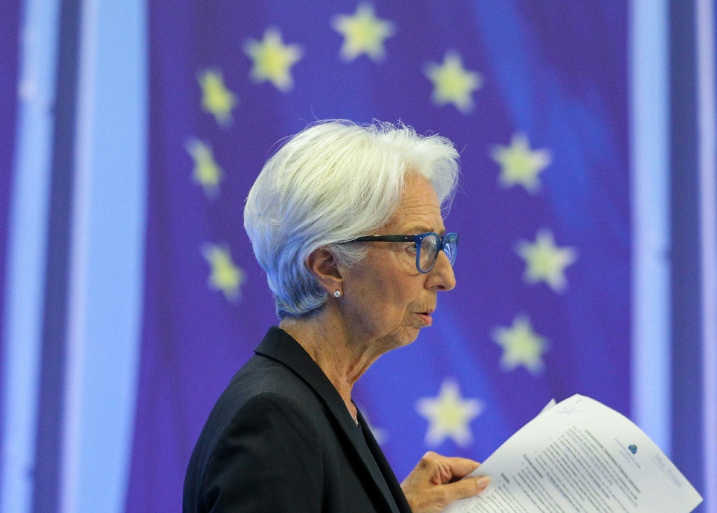 رئيسة البنك المركزي الأوروبي كريستين لاغارد تلقي كلمة في مؤتمر صحافي حول السياسة النقدية لمنطقة اليورو عقب اجتماع مجلس حكّام البنك المركزي الأوروبي في فرانكفورت في ألمانيا في 21 تموز/يوليو 2022 (ا ف ب)