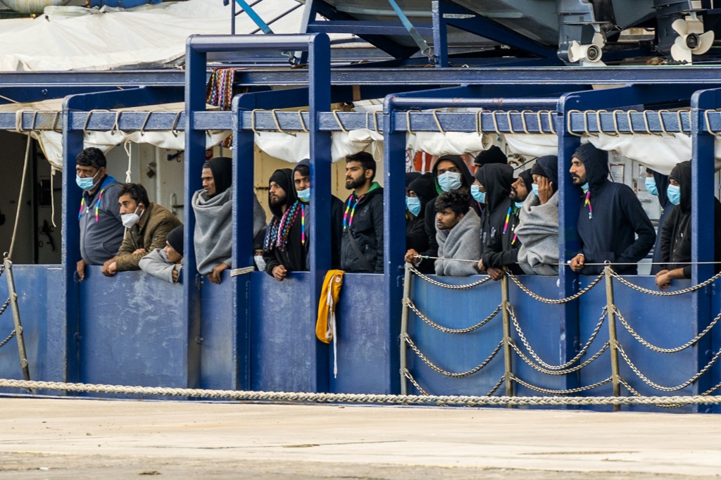    مهاجرون على متن سفينة الإنقاذ "هيومانيتي وان" التابعة لمنظمة "اس او اس هيومانيتي" الألمانية في 6 تشرين الثاني/نوفمبر 2022 في ميناء كاتانيا في صقلية (أ ف ب) 