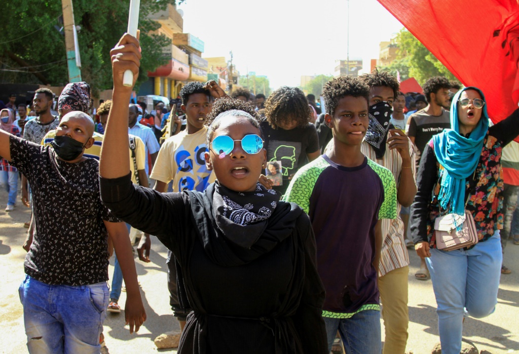 محتجون سودانيون من الشباب في تظاهرة ضد الانقلاب العسكري بمنطقة بحري شمال العاصمة في 27 تشرين الأول/أكتوبر 2022 (أ ف ب)