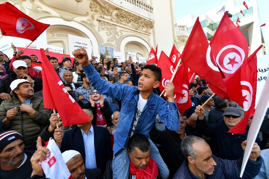    متظاهرون تونسيون يحتجون أمام مقر البرلمان في 14 تشرين الثاني/نوفمبر على قرارات الرئيس قيس سعيّد (أ ف ب)