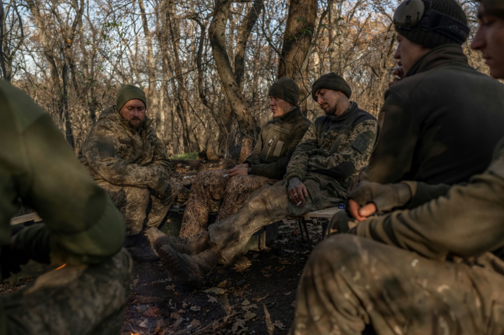    لا يوجد سوى القليل من الراحة للجنود الأوكرانيين بالقرب من باخموت (أ ف ب)