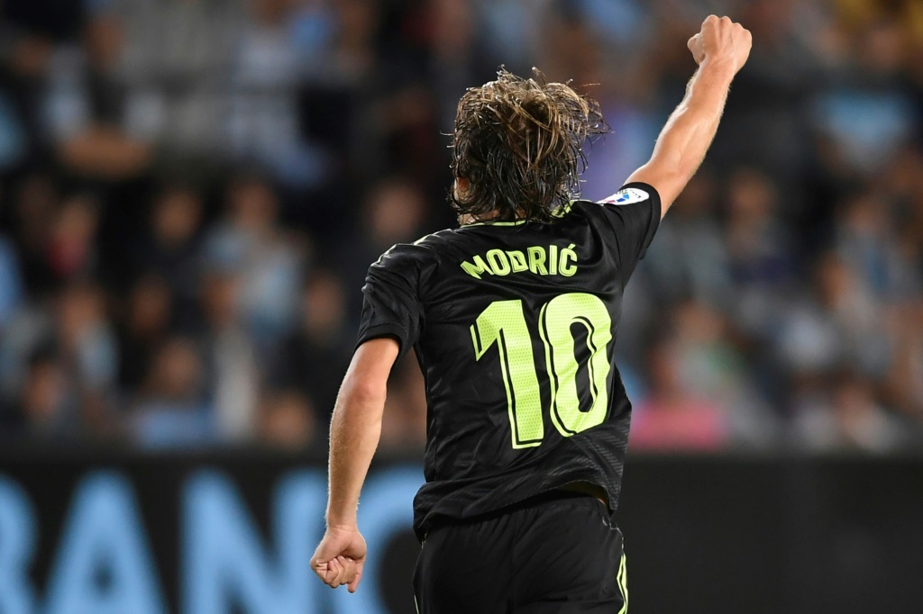الكرواتي لوكا مودريتش يحتفل بهدفه مع ريال مدريد ضد سلتا فيغو في ملعب "بالايدوس" في الدوري الاسباني لكرة القدم في 20 آب/أغسطس 2022 (ا ف ب)