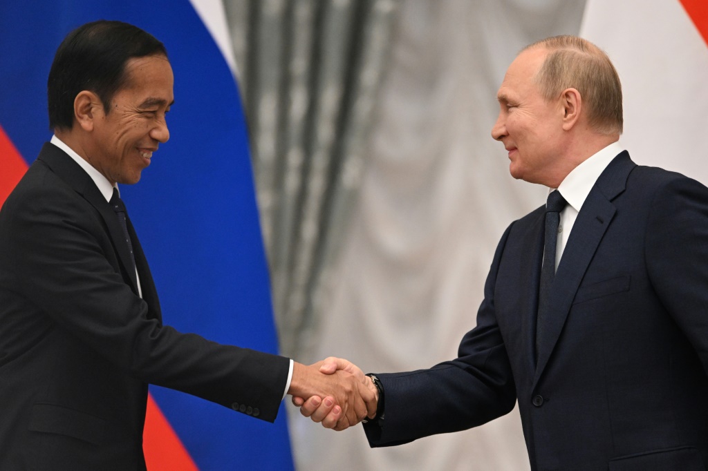 دعا الرئيس الإندونيسي جوكو ويدودو (إلى اليسار) فلاديمير بوتين إلى قمة مجموعة العشرين في بالي ، لكن الرئيس الروسي لن يحضر (ا ف ب)