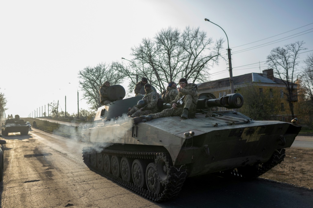 صورة مؤرخة في 9 تشرين الثاني/نوفمبر 2022 لدبابة على متنها جنود أوكرانيون في باخموت (ا ف ب)