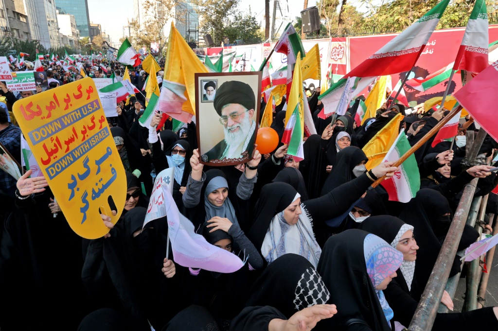 إيرانيون خارج مقر السفارة الأميركية في طهران بتاريخ 4 تشرين الثاني/نوفمبر 2022 (ا ف ب)