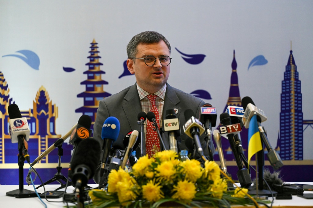 وزير الخارجية الأوكراني دميترو كوليبا يلقي كلمة في قمة رابطة جنوب شرق آسيا (اسيان) في بنوم بنه في 12 تشرين الثاني/نوفمبر 2022 (ا ف ب)