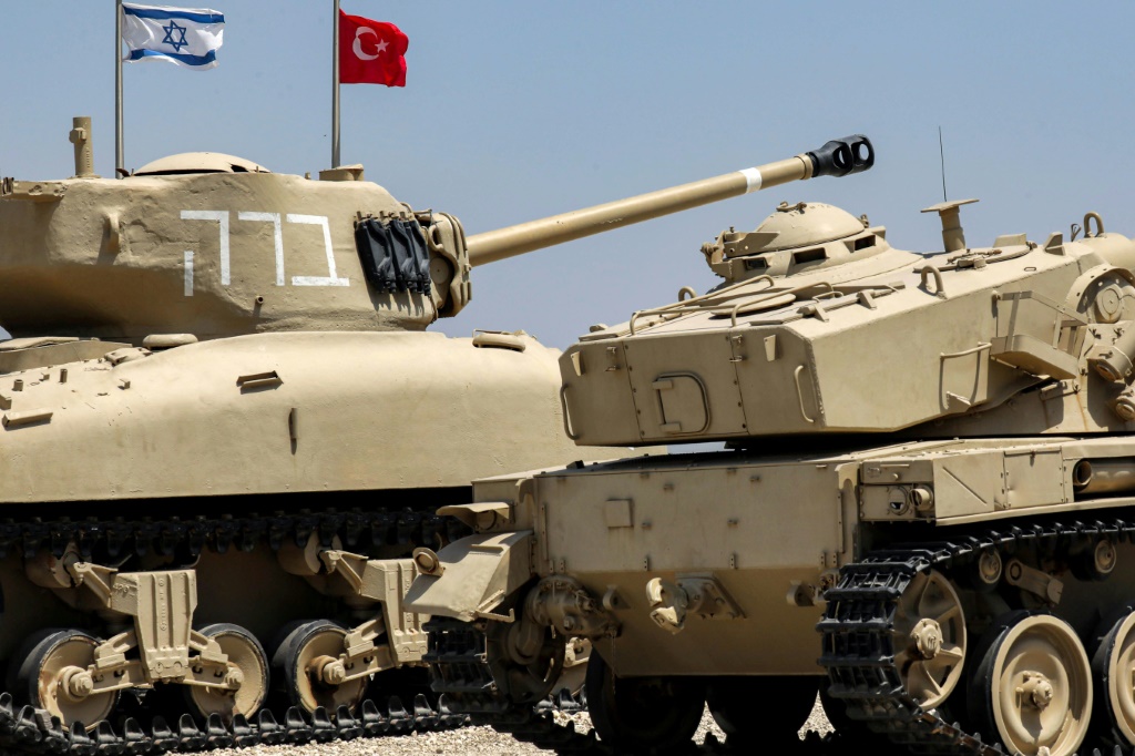 صورة مؤرخة في 18 آب/أغسطس 2022 تظهر دبابتين واحدة منهما عليها العلامان التركي والاسرائيلي في متحف للدبابات في القدس (أ ف ب)   