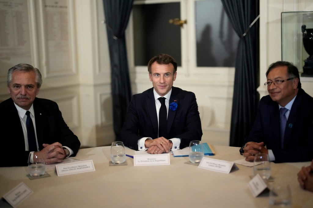 الرئيس الفرنسي ايمانويل ماكرون (وسط) ونظيريه الارجنتيني البرتو فرنانديز (يسار) والكولومبي غوستافو بترو خلال منتدى باريس للسلام في 11 تشرين الثاني/نوفمبر 2022 (ا ف ب)