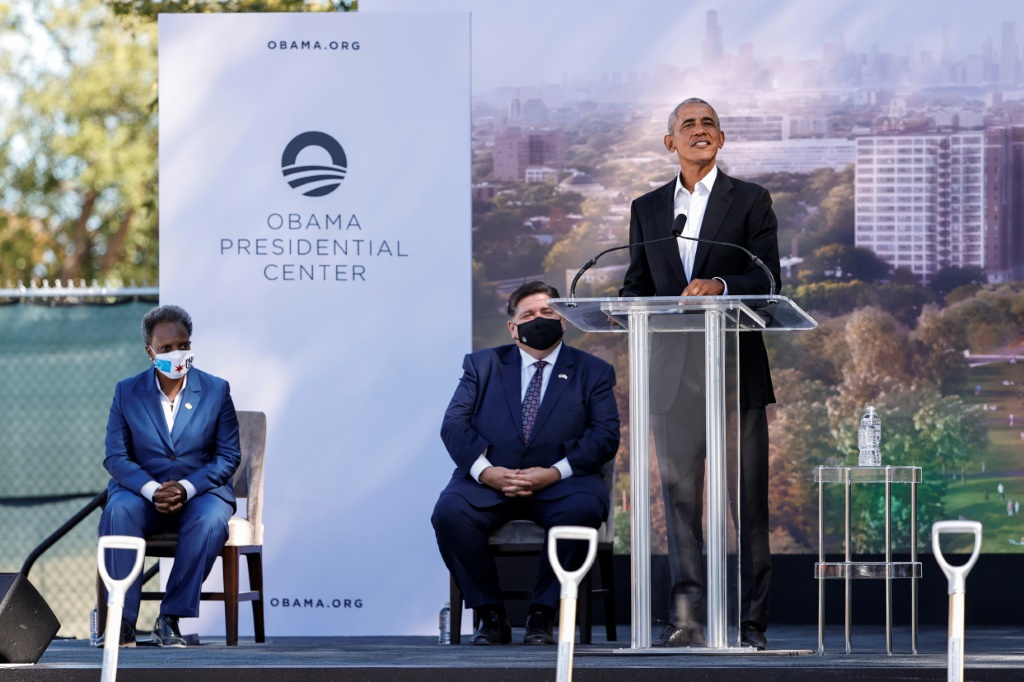الرئيس الأميركي السابق باراك أوباما في شيكاغو في 28 أيلول/سبتمبر 2021 (ا ف ب)