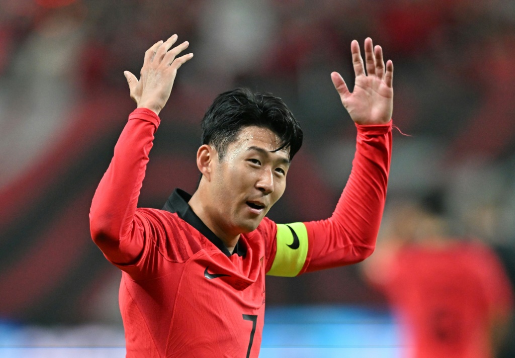 لقطة لمهاجم كوريا الجنوبية سون هيونغ-مين خلال مباراة منتخب بلاده ضد الكاميرون. 27 ايلول/سبتمبر 2022 (ا ف ب)