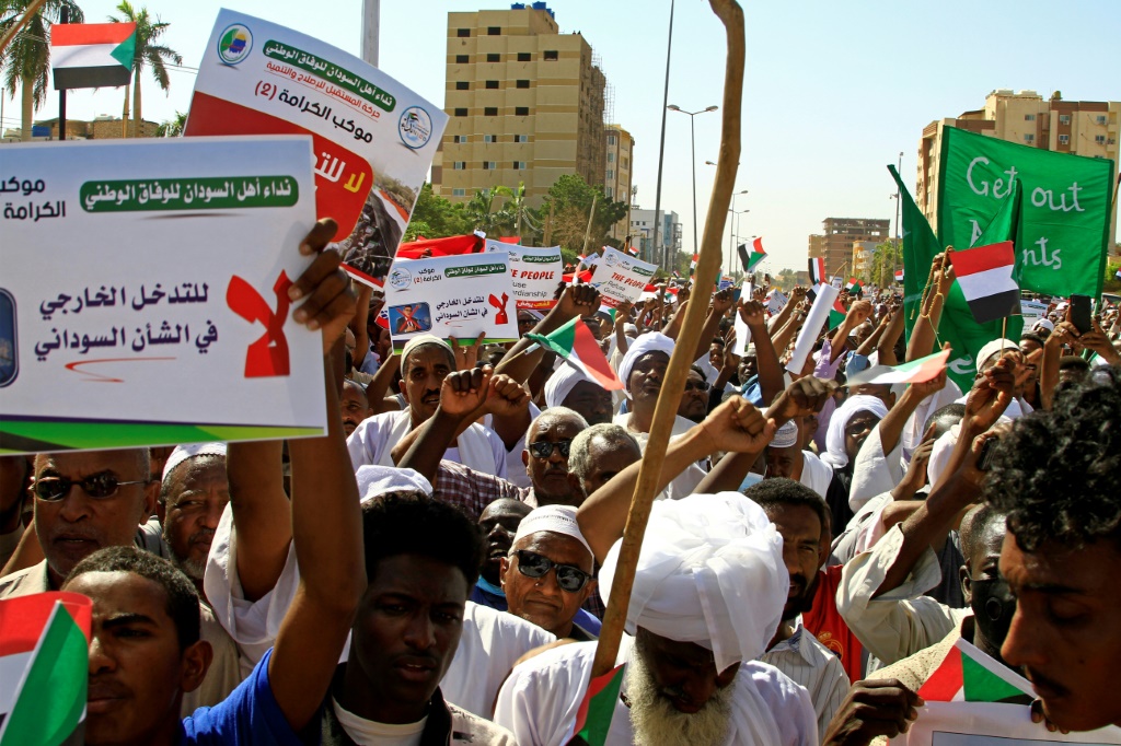 سودانيون يحتجون على وساطة الأمم المتحدة خارج مقر البعثة الأممية في حي المنشية بالعاصمة الخرطوم في 12 تشرين الثاني/نوفمبر 2022 (أ ف ب)