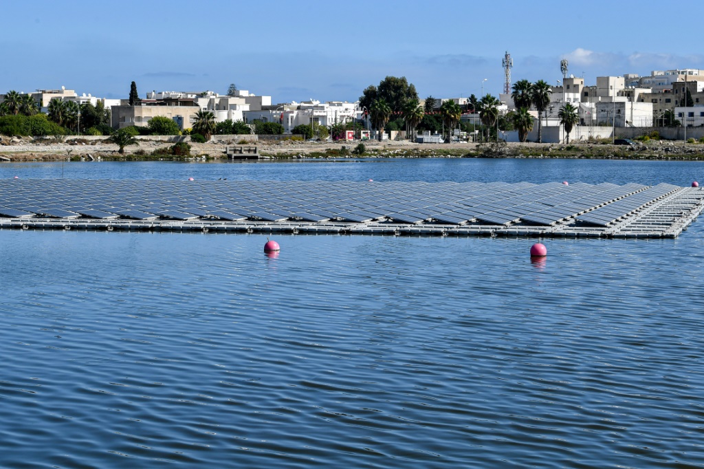 ألواح الطاقة الشمسية العائمة في العاصمة التونسية بتاريخ 19 تشرين الأول/أكتوبر 2022 (أ ف ب)
