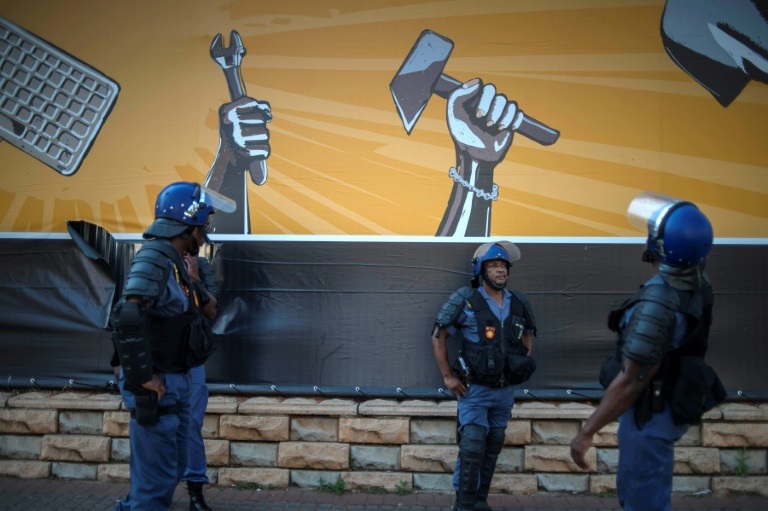 عناصر من الشرطة أمام لوحة جدارية في جوهانسبرغ بجنوب إفريقيا في تشرين الأول/أكتوبر 2016 (أ ف ب)