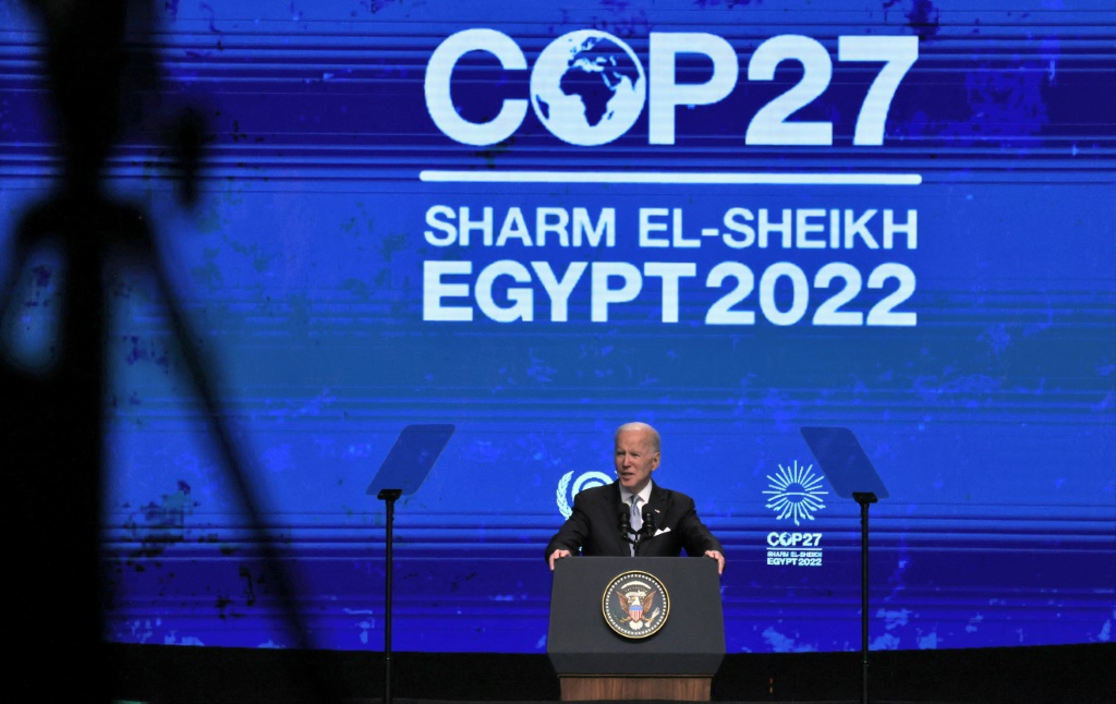 الرئيس الأميركي جو بايدن ملقيا كلمة أمام مؤتمر الأطراف حول المناخ (كوب27) في شرم الشيخ في مصر في 11 تشرين الثاني/نوفمبر 2022 (ا ف ب)