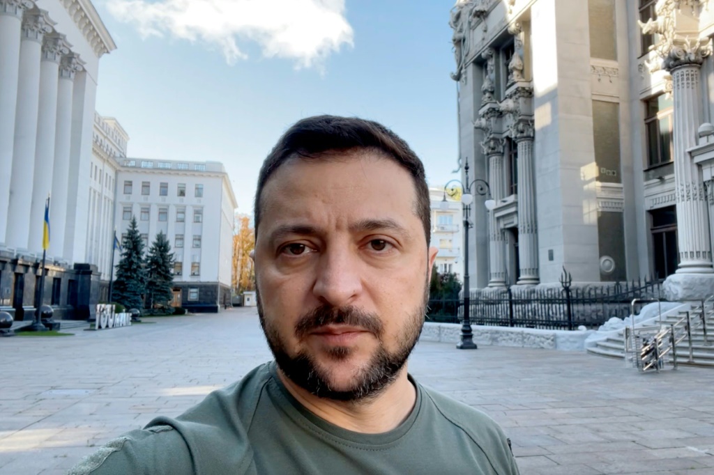 الرئيس الأوكراني فولوديمير زيلينسكي في كييف في صورة وزعها مكتبه الإعلامي في العاشر من تشرين الأول/أكتوبر 2022 (ا ف ب)