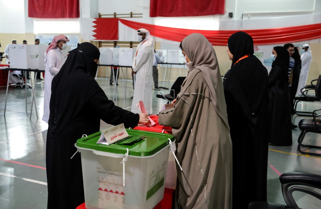 مركز انتخابي في المنامة خلال الانتخابات النيابية والبلدية في 12 تشرين الثاني/نوفمبر 2022 (ا ف ب)