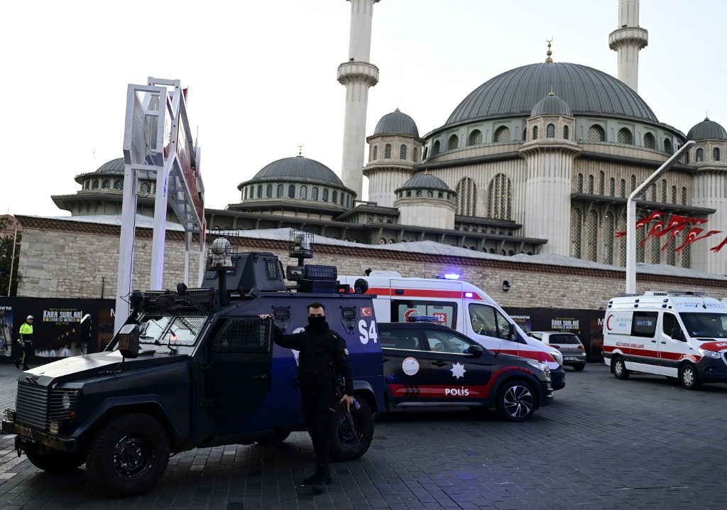 رجال الشرطة التركية يؤمنون المنطقة بعد انفجار في اسطنبول (ا ف ب)