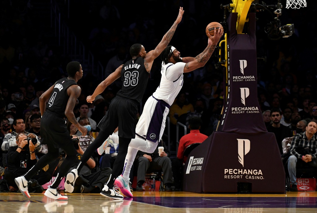 لاعب ارتكاز لوس انجليس ليكرز انتوني ديفيس يسجّل في سلّة بروكلين نتس ضمن دوري كرة السلة الأميركي للمحترفين (ا ف ب)