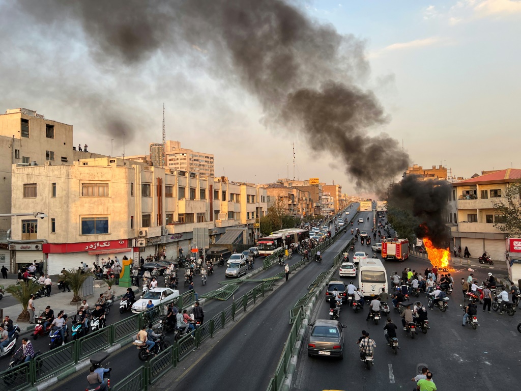     صورة حصلت عليها وكالة فرانس برس خارج إيران تُظهر دراجة نارية مشتعلة في طهران في 8 تشرين الأول/أكتوبر 2022 (أ ف ب)