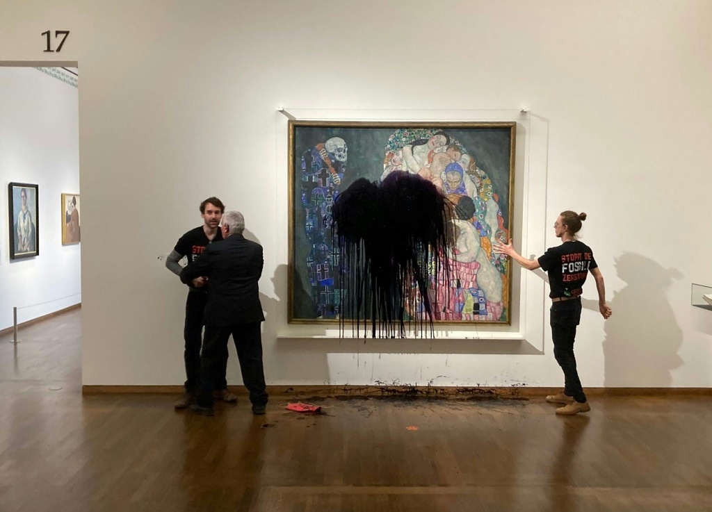 صورة وزعتها مجموعة "الجيل الأخير" في 15 تشرين الثاني/نوفمبر 2022 تظهر ناشطين مناخيين من المجموعة يوقفهما موظف في متحف ليوبولد في فيينا إثر رش سائل أسود على لوحة "موت وحياة" للرسام غوستاف كليمت" (ا ف ب)