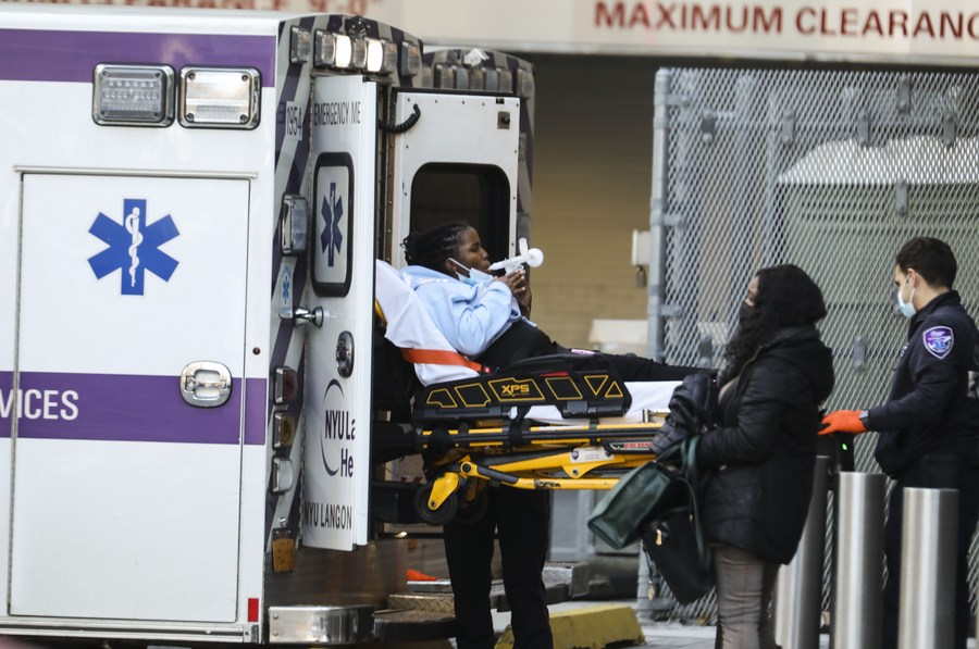 عمال طبيون ينقلون مريضة إلى مستشفى في نيويورك، الولايات المتحدة، 13 ديسمبر 2021. (شينخوا)