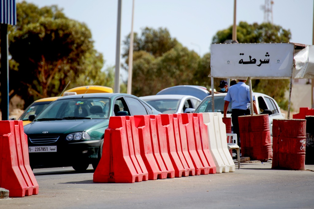 عنصر في الشرطة التونسية عند حاجز تفتيش للسيارات على معبر راس جدير في جنوب شرق تونس على الحدود مع ليبيا في 17 أيلول/سبتمبر 2021 (أ ف ب)