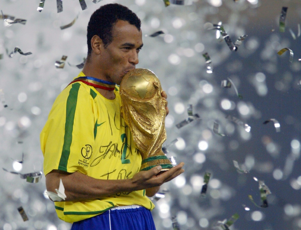 قائد البرازيل كافو برفع كأس العالم 2002 في مونديال كوريا الجنوبية واليابان في ملعب يوكوهاما الدولي في 30 حزيران/يونيو 2022 (ا ف ب)