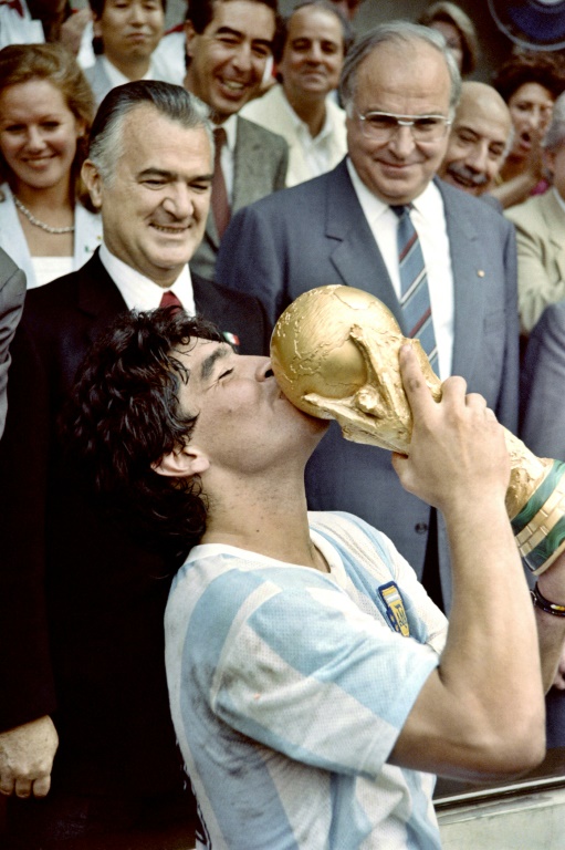  الارجنتيني دييغو مارادونا يرفع كأس العالم في مونديال المكسيك في 28 حزيران/يونيو 1986 (ا ف ب)