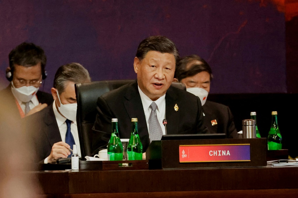 وبخ الرئيس الصيني شي جين بينغ رئيس الوزراء الكندي جاستن ترودو في ملابسه أمام الكاميرا في قمة مجموعة العشرين. (أ ف ب)