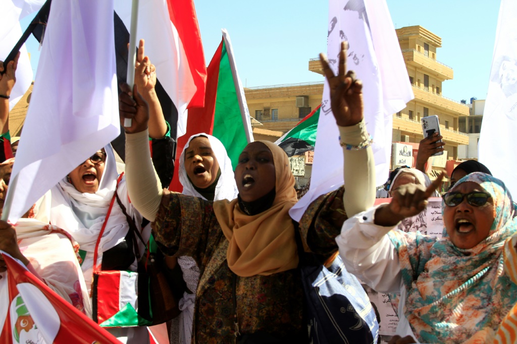 متظاهرون سودانيون ضد الانقلاب في شمال الخرطوم في 17 تشرين الثاني/نوفمبر 2022 (ا ف ب)