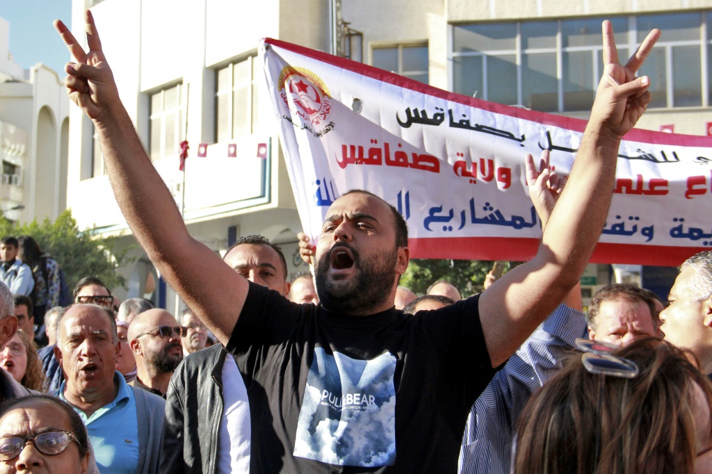    وتظاهر تونسيون في صفاقس ، ثاني أكبر مدينة ، الخميس ، احتجاجا على القمامة وتكدس النفايات المنزلية في الشوارع (ا ف ب)