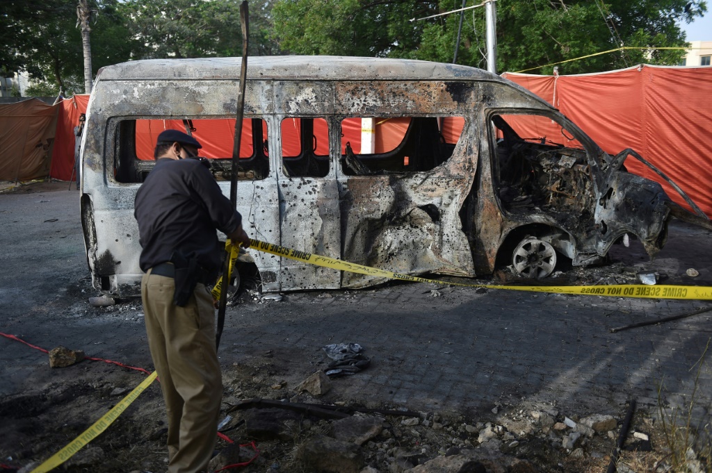 وقع الحادث في جزء من طريق سريع، كان مليئا بالمياه، خلال فيضانات مدمرة هذا الصيف، مما أسفر عن مقتل أكثر من ألفي شخص (ا ف ب)