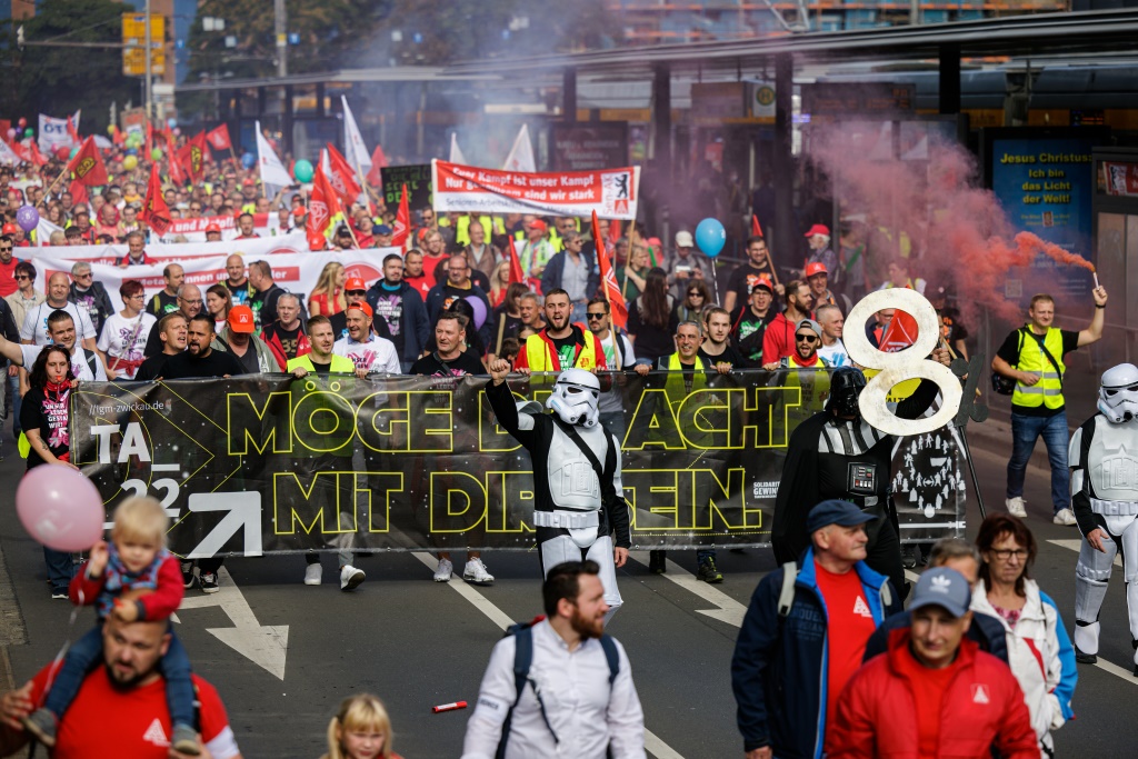 عمال من قطاع المعادن الألماني يتظاهرون في لايبزيغ بشرق ألمانيا في 10 أيلول/سبتمبر 2022 للمطالبة بزيادة الأجور (ا ف ب)